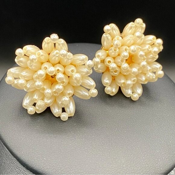 Vintage Cluster Earrings with Faux Pearl Beads in a Flower Design - pierced - Picture 8 of 10